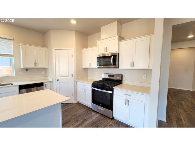 2960 V St, Springfield, OR 97477
