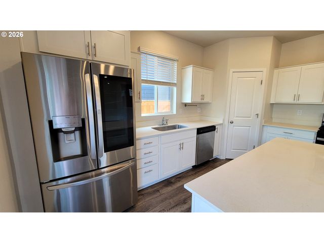 2960 V St, Springfield, OR 97477