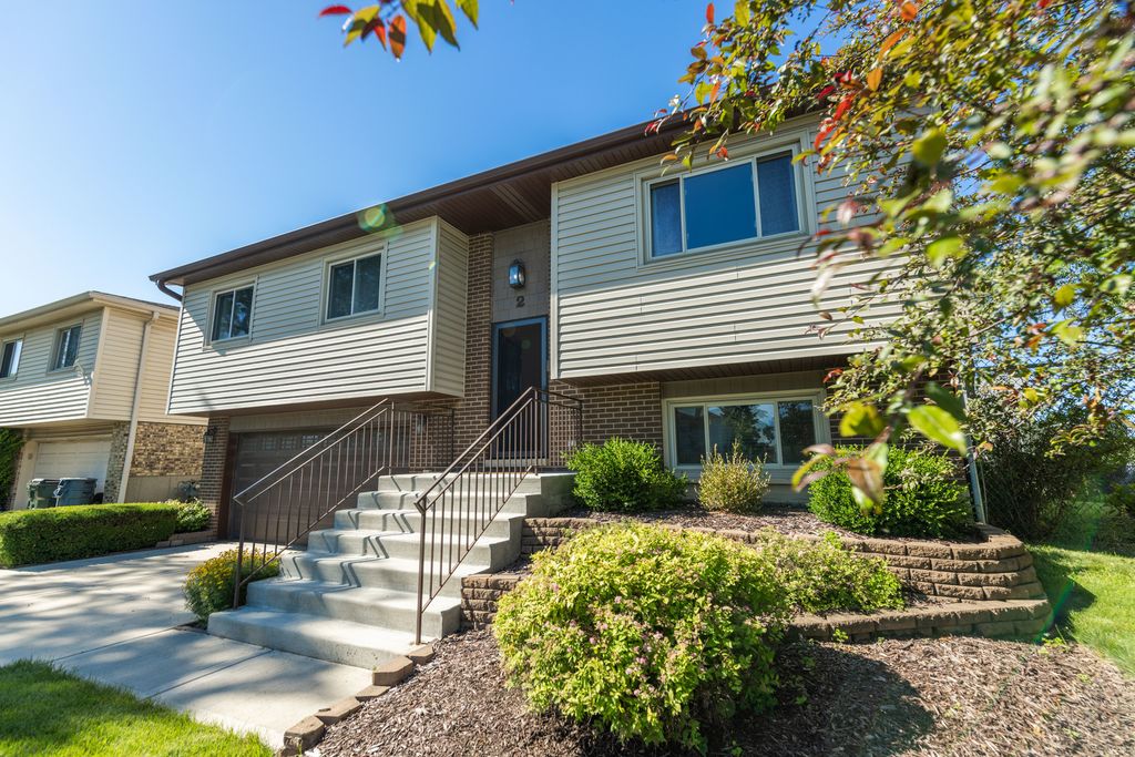 2 Oakwood Drive, Elk Grove Village, IL 60007