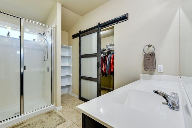 100 Sulphur River LOOP, Hutto, TX 78634