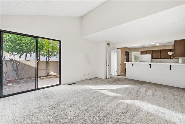 8899 Bluff Ln, Fair Oaks, CA 95628