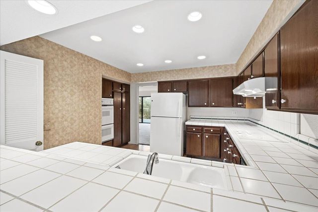 8899 Bluff Ln, Fair Oaks, CA 95628