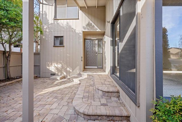 8899 Bluff Ln, Fair Oaks, CA 95628