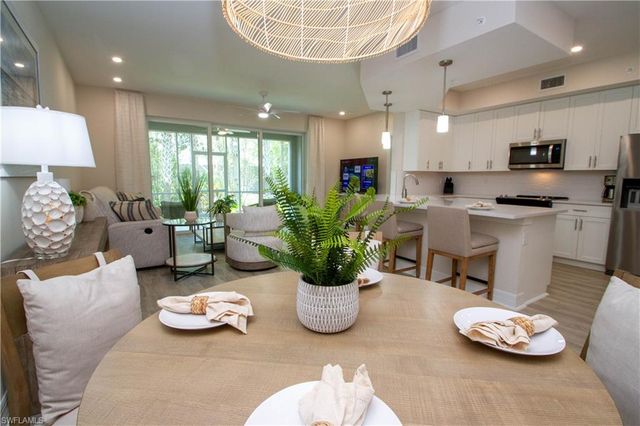 268 Indies Dr 102, Naples, FL 34114