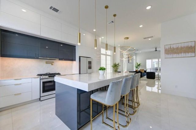 5702 Fairdale Ln C, Houston, TX 77057