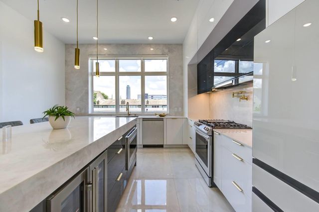 5702 Fairdale Ln C, Houston, TX 77057