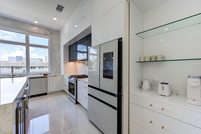 5702 Fairdale Ln C, Houston, TX 77057