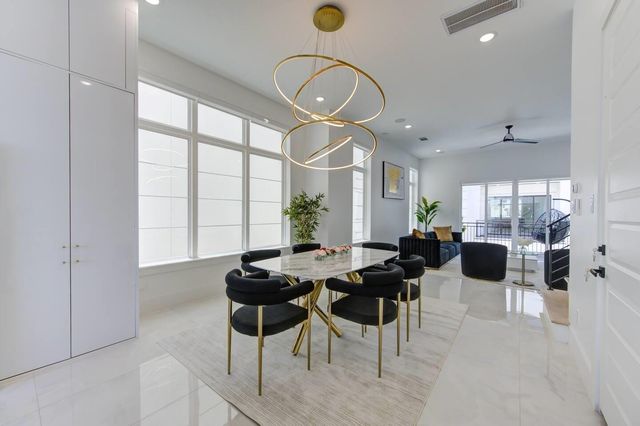 5702 Fairdale Ln C, Houston, TX 77057