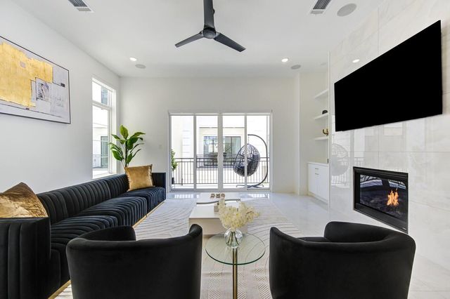 5702 Fairdale Ln C, Houston, TX 77057