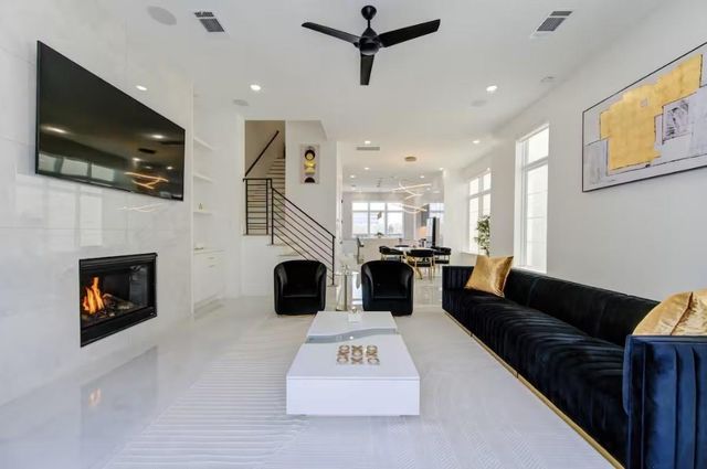 5702 Fairdale Ln C, Houston, TX 77057