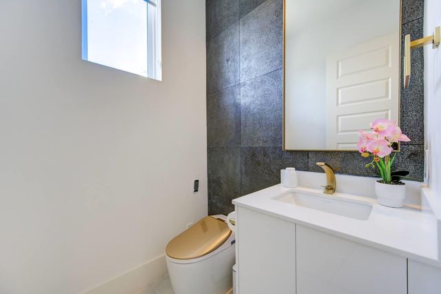 5702 Fairdale Ln C, Houston, TX 77057