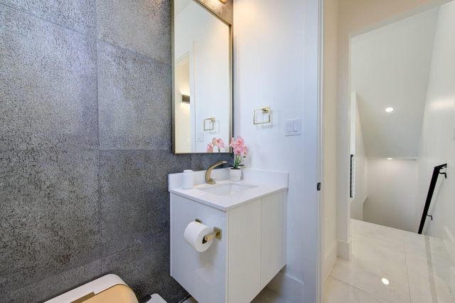 5702 Fairdale Ln C, Houston, TX 77057