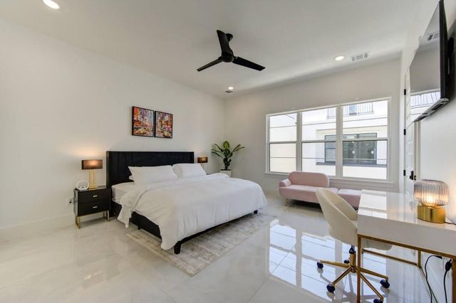 5702 Fairdale Ln C, Houston, TX 77057