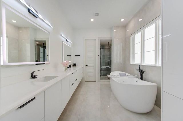 5702 Fairdale Ln C, Houston, TX 77057