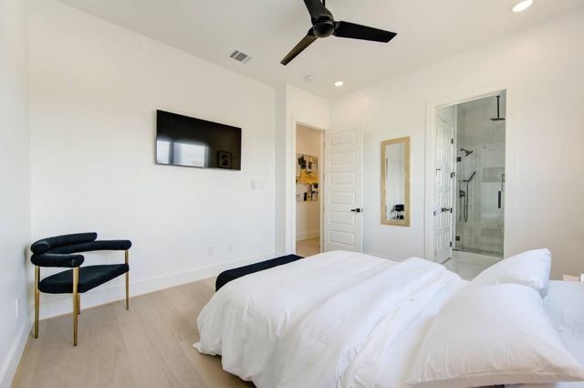 5702 Fairdale Ln C, Houston, TX 77057