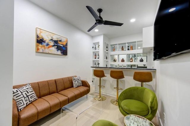 5702 Fairdale Ln C, Houston, TX 77057