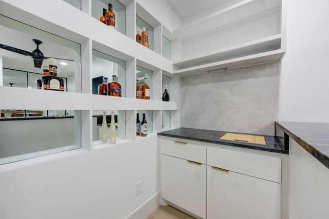 5702 Fairdale Ln C, Houston, TX 77057