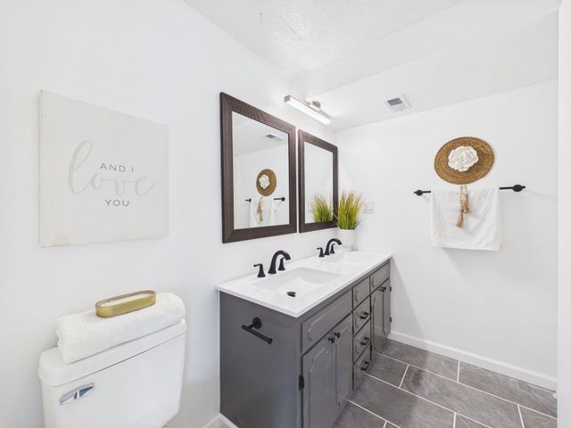 3147 E Glen Oaks Dr, Wichita, KS 67216