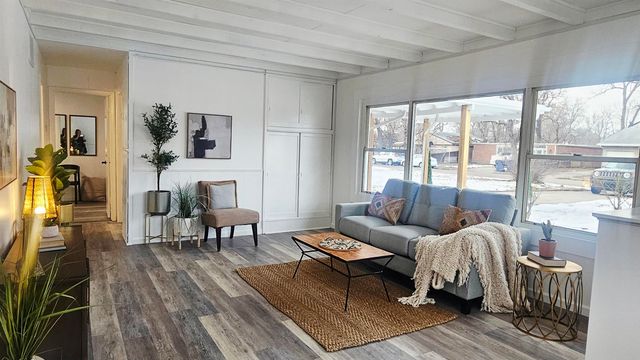 3147 E Glen Oaks Dr, Wichita, KS 67216