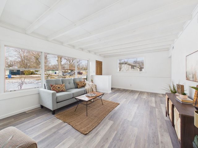 3147 E Glen Oaks Dr, Wichita, KS 67216