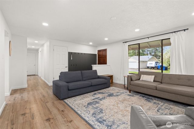 708 NE Eaton Court, Castle Rock, WA 98611