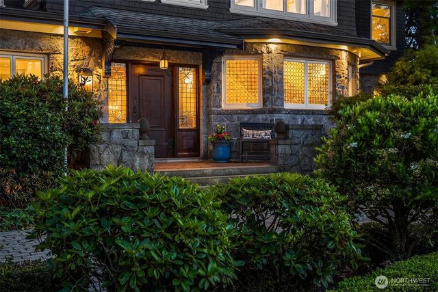 421 W Highland Drive, Seattle, WA 98119