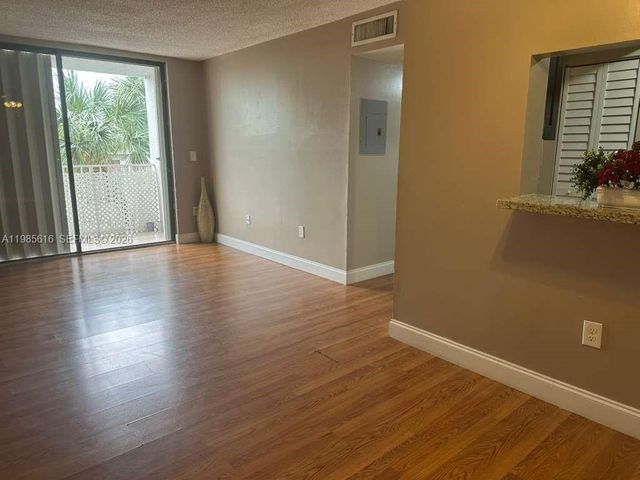 8185 NW 7th St 319, Miami, FL 33126