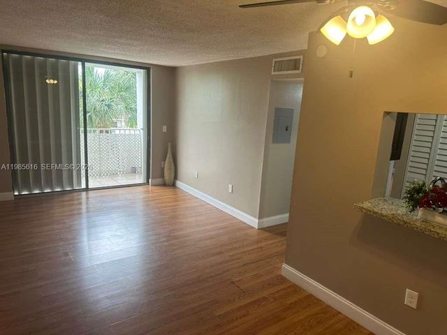 8185 NW 7th St 319, Miami, FL 33126