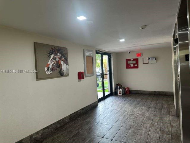 8185 NW 7th St 319, Miami, FL 33126