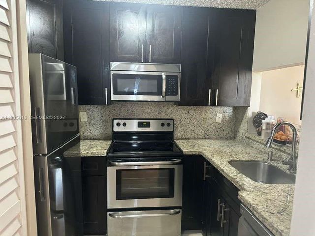 8185 NW 7th St 319, Miami, FL 33126