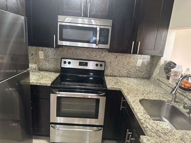 8185 NW 7th St 319, Miami, FL 33126