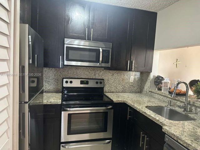 8185 NW 7th St 319, Miami, FL 33126