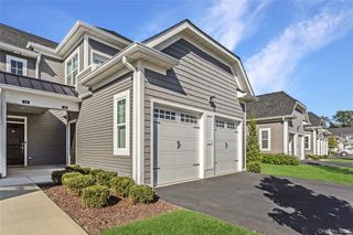 13 Seasons Way 13, Dix Hills, NY 11746