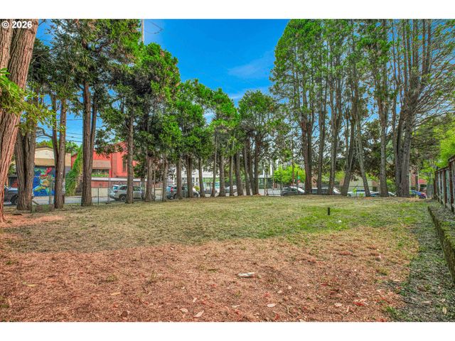 2880 Se STARK St, Portland, OR 97214