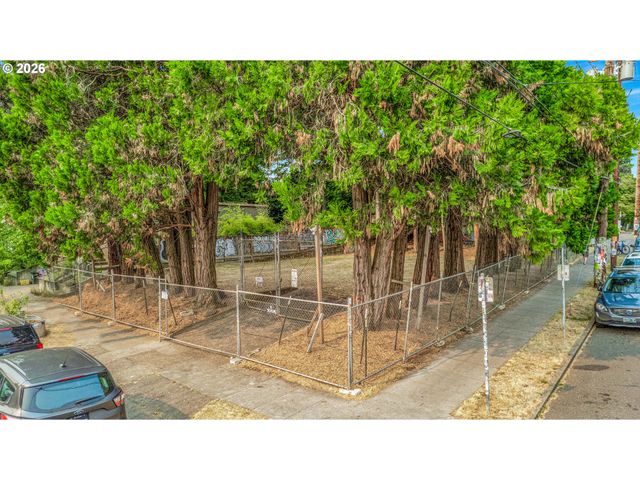 2880 Se STARK St, Portland, OR 97214