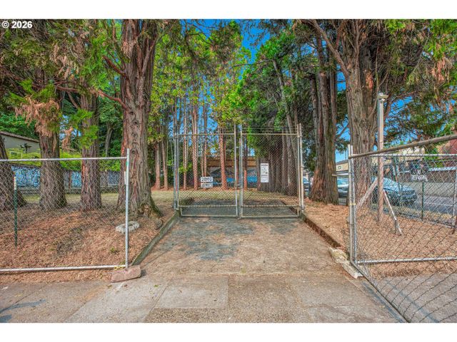 2880 Se STARK St, Portland, OR 97214