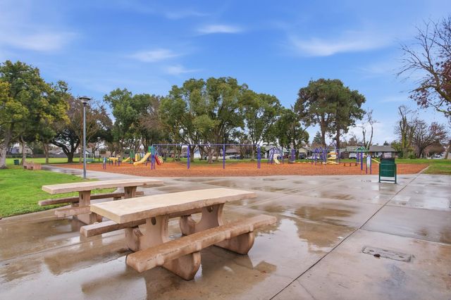 1217 Lillian Dr, Modesto, CA 95355