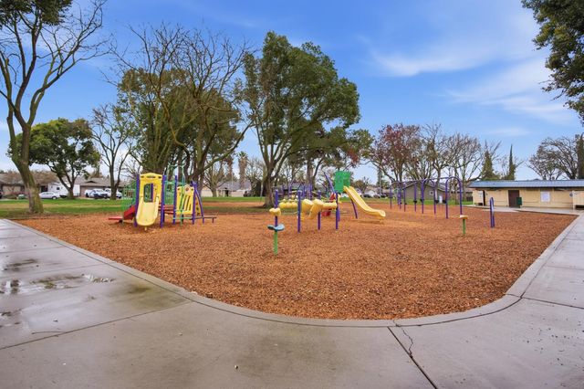 1217 Lillian Dr, Modesto, CA 95355