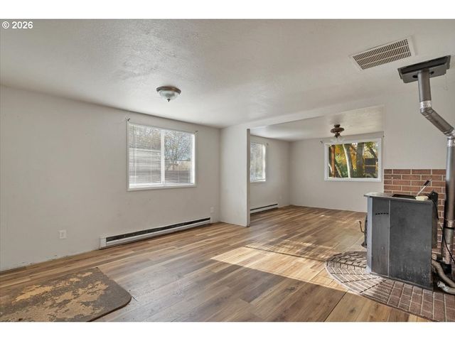 289 S 3RD St, Lebanon, OR 97355