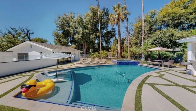 6945 Amestoy, Los Angeles, CA 91406