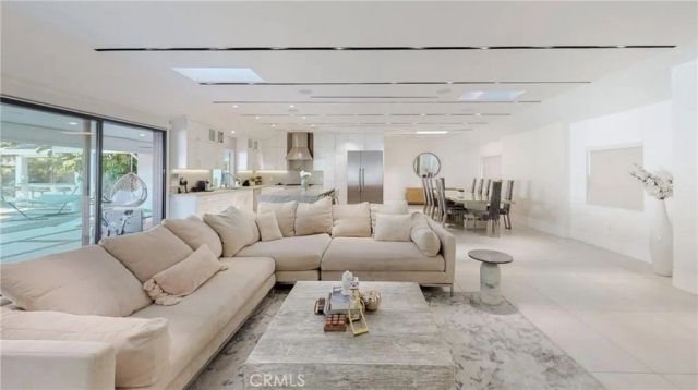 6945 Amestoy, Los Angeles, CA 91406