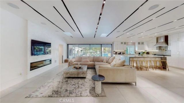 6945 Amestoy, Los Angeles, CA 91406