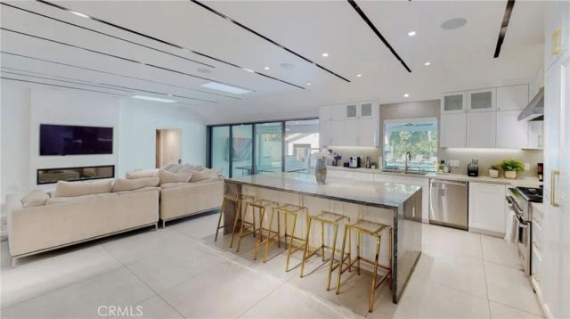 6945 Amestoy, Los Angeles, CA 91406