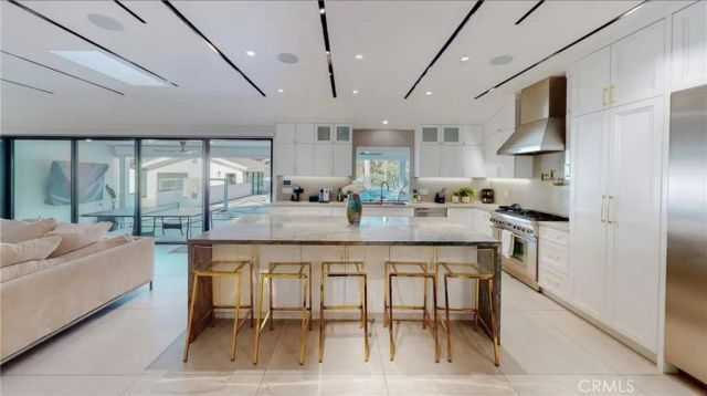 6945 Amestoy, Los Angeles, CA 91406