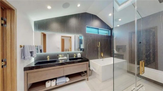6945 Amestoy, Los Angeles, CA 91406