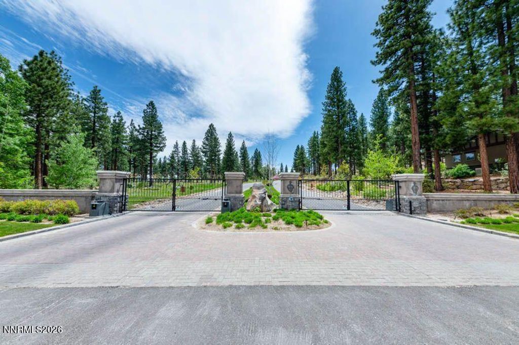 Image 2 of property listing at 224 S Earlham Court, Reno, NV 89511