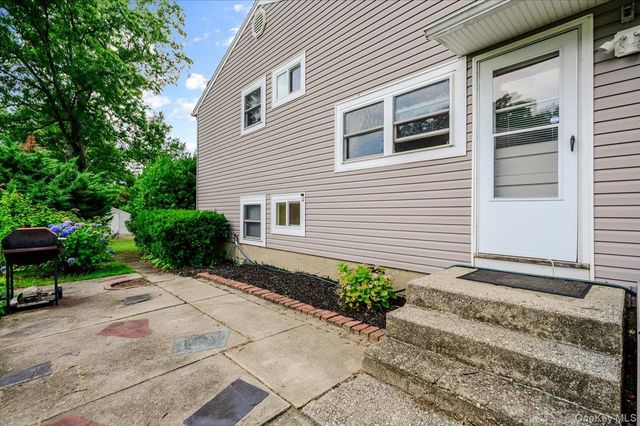 3 Ronald Lane, Sayville, NY 11782