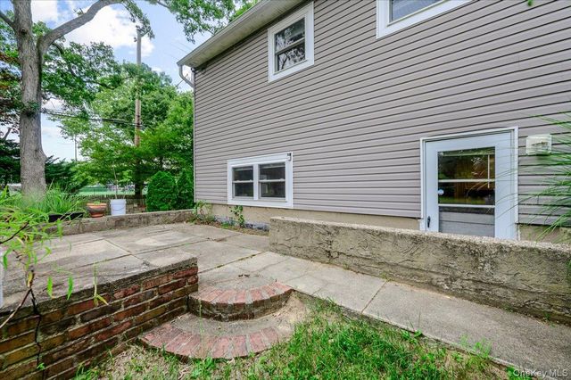 3 Ronald Lane, Sayville, NY 11782