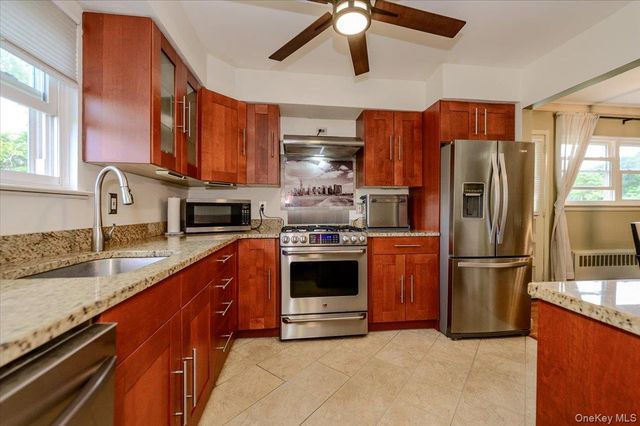 3 Ronald Lane, Sayville, NY 11782