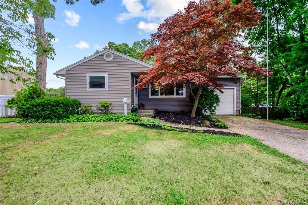 3 Ronald Lane, Sayville, NY 11782